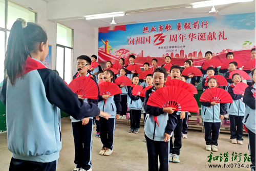 衡阳县三湖镇中心小学展示建制班合唱及课桌舞风采