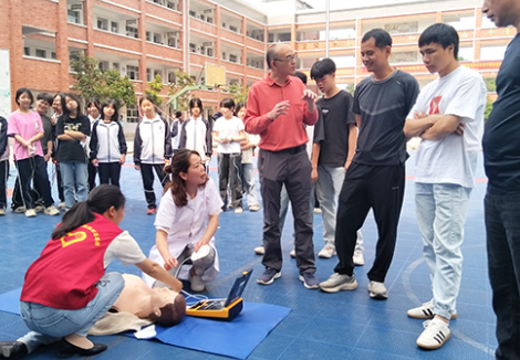 洪市中学开展“现场救护 第一目击者”志愿者培训