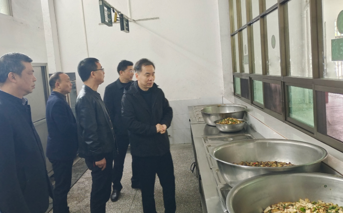 县纪委督查关市镇食堂食品安全工作