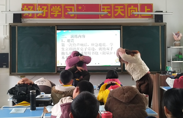 衡阳县盘石完小：室内室外双场景开展地震应急演练