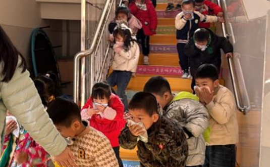 衡阳县新时代广场幼儿园开展防踩踏与消防演练活动