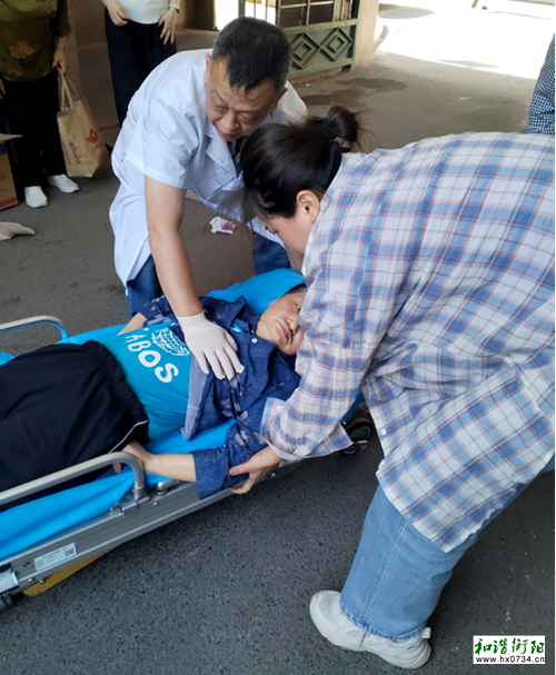 退伍女兵跪地施救十分钟，抢回一条生命