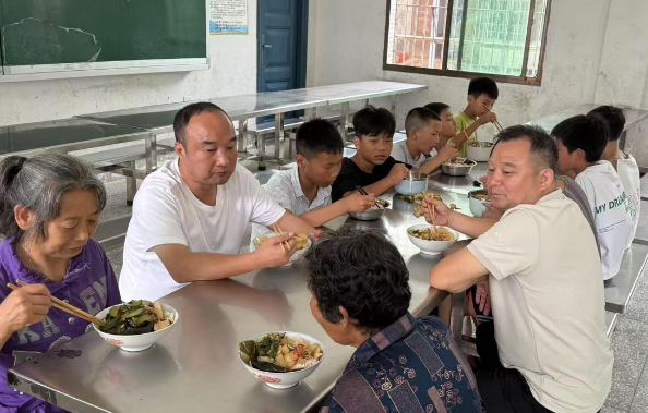 东烟完小：家校同心 共筑“舌尖安全”