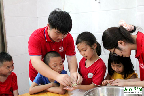 近尾洲镇中心小学：科普队与孩子们一起制作艾叶粑