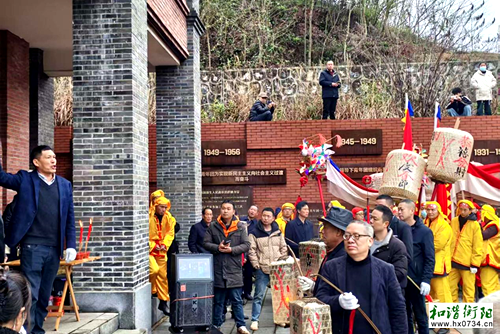 岳屏镇：龙衔灯彩闹元宵，电子鞭炮唤新风