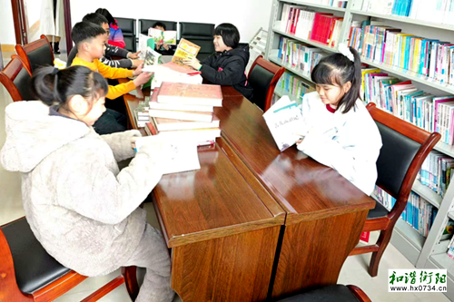 新时代文明实践：岳屏镇公益村开展未成年人读书会