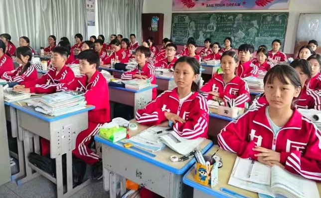 汇水中学:233名孩子穿上了免费新校服