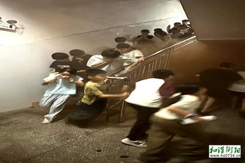 衡南县咸塘学校开展夜间消防应急疏散演练
