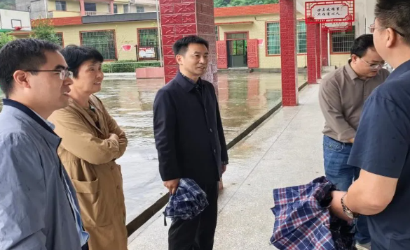 关市镇领导深入学校调研指导开学工作