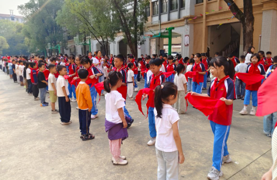 幸福完小:高举队旗跟党走 少年接力新长征