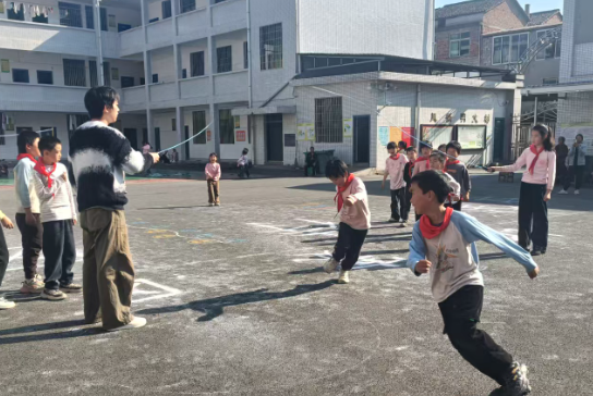 东烟完小:“绳”采飞扬展风采 ,活力校园谱新篇